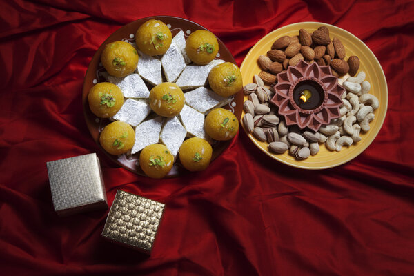  сладости, орехи и подарки
