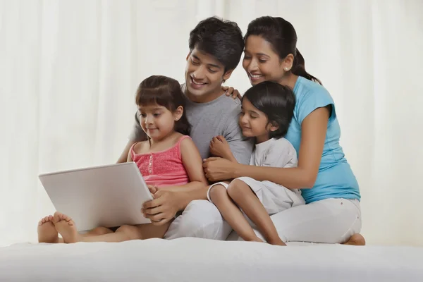 Famiglia utilizzando il computer portatile — Foto Stock