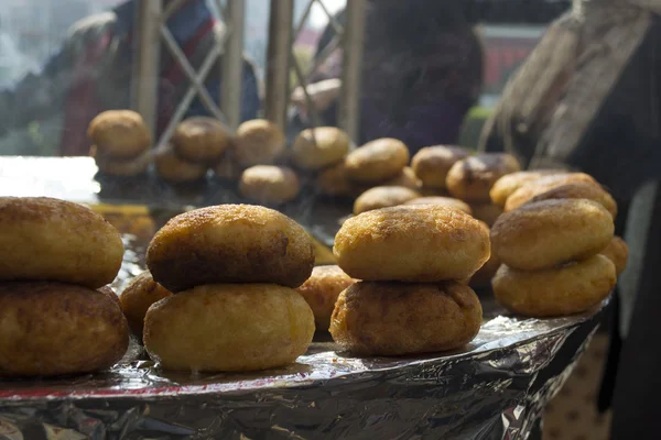 Aloo tikkies 铁鏊上 免版税图库照片