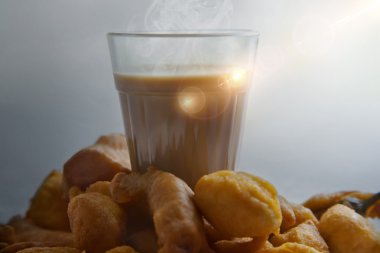 Chai bhajiyas ile bir bardak Close-Up