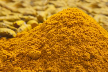 zerdeçal tozu tumeric kökleri ile