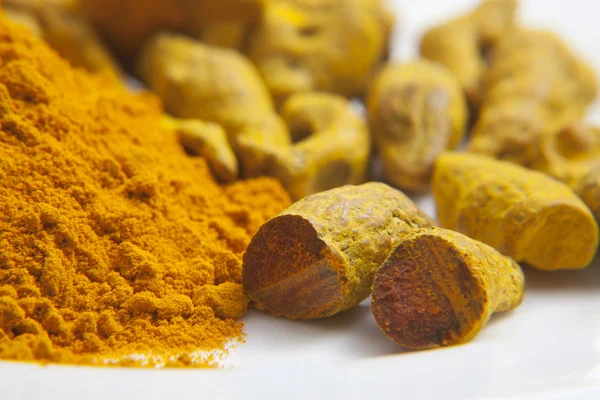 Zerdeçal tozu ve tumeric kökü
