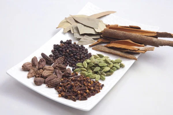 bir tabakta düzenlenmiş baharat