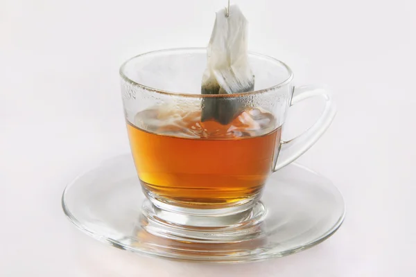 Chá em uma xícara de chá transparente — Fotografia de Stock