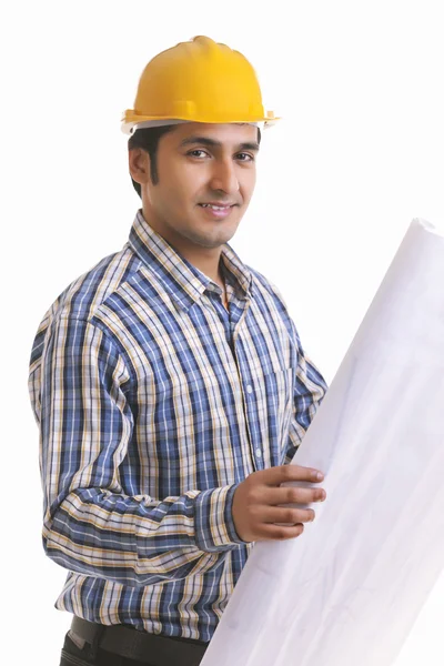 Lächelnder Bauunternehmer mit Blaupause — Stockfoto