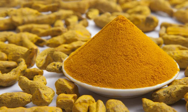 Bir kasede zerdeçal tozu 