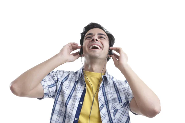 Joven escuchando música —  Fotos de Stock