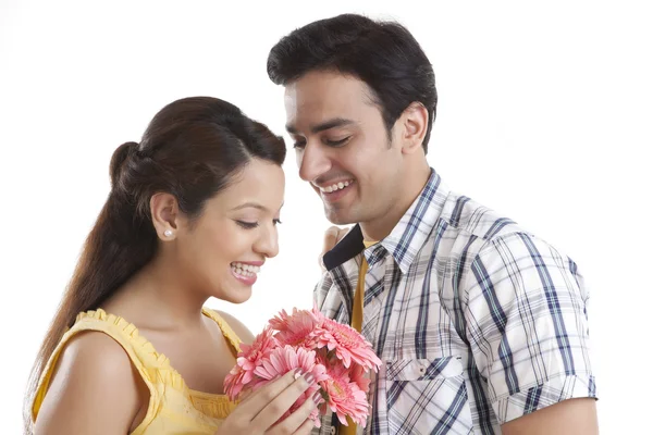 Casal jovem com flores — Fotografia de Stock