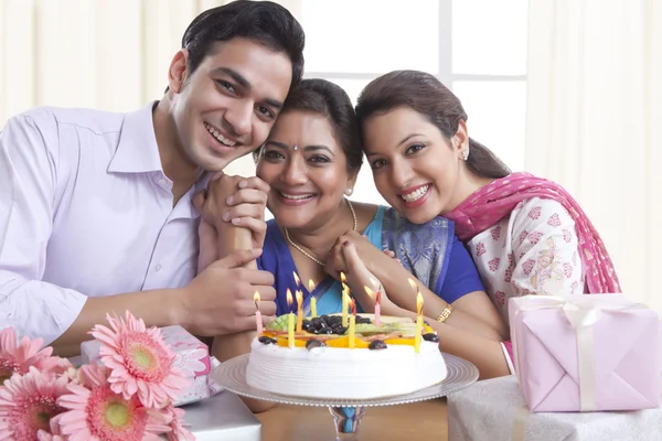 Portret van een familie met een cake van de kindverjaardag — Stockfoto