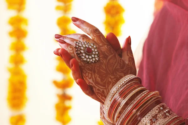 Manos en brazaletes de boda y anillo — Foto de Stock