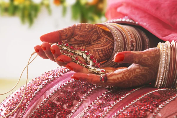 Hands holding necklace — Stock Photo, Image