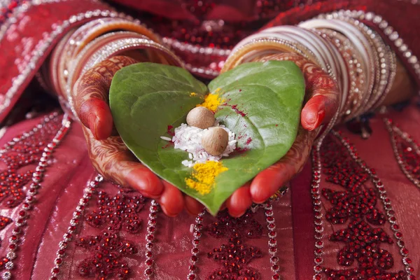 Mani che eseguono rituali di matrimonio — Foto Stock