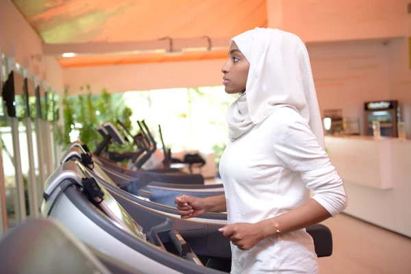 Bir spor salonunda çalışan genç Arap Müslüman kadın