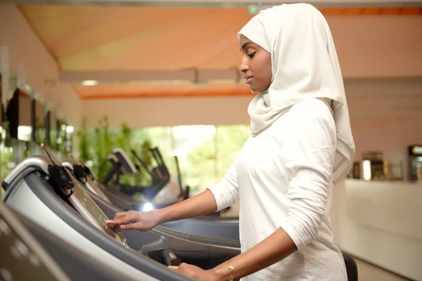 在健身房锻炼的年轻阿拉伯穆斯林女人 免版税图库照片