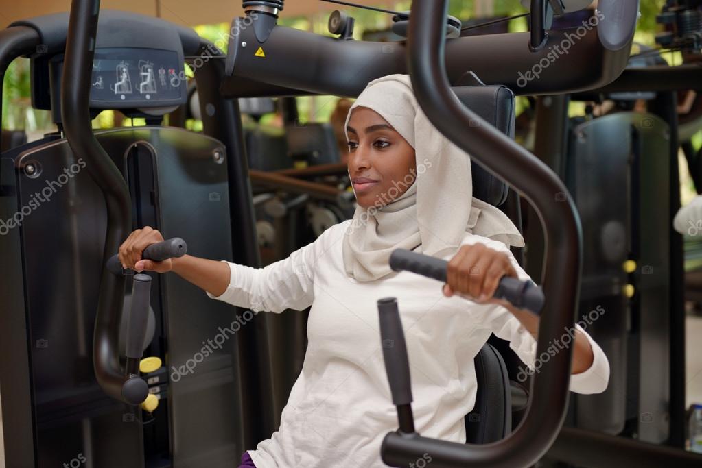 Jeune femme musulmane arabe dans une salle de sport — Photographie