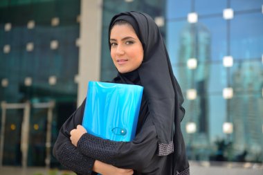 Emarati Arap iş kadını ofis dışında