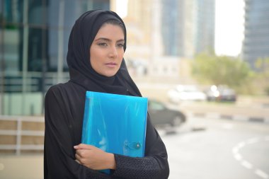 Emarati Arap iş kadını ofis dışında