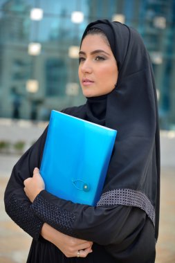 Emarati Arap iş kadını ofis dışında