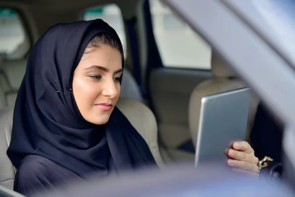 Emarati Arab Donna d'affari in macchina — Foto Stock