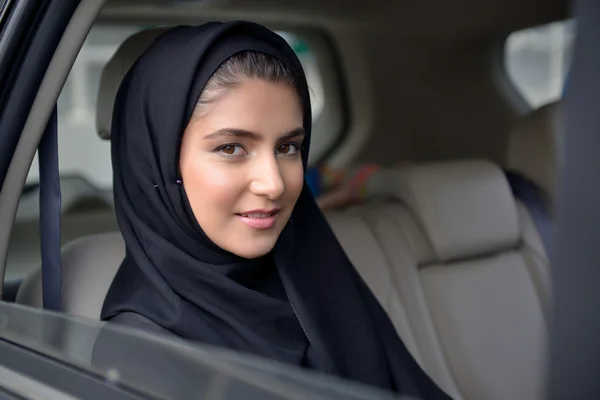 Emarati arabische Geschäftsfrau im Auto — Stockfoto