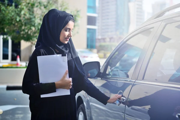 Emarati Arap iş kadını arabanın içine alma
