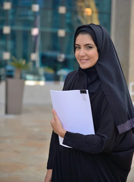 Emarati Árabe Mulher de negócios fora do escritório — Fotografia de Stock