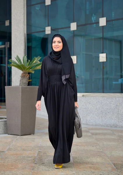 Emarati 阿拉伯商务办公室门外的女人 图库照片