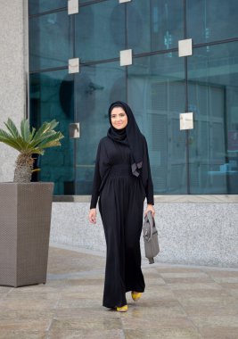 Emarati Arap iş kadını ofis dışında