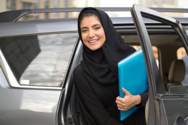 Emarati Arap iş kadın arabada