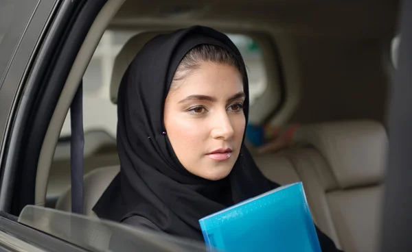 Emarati Árabe Mulher de negócios no carro — Fotografia de Stock