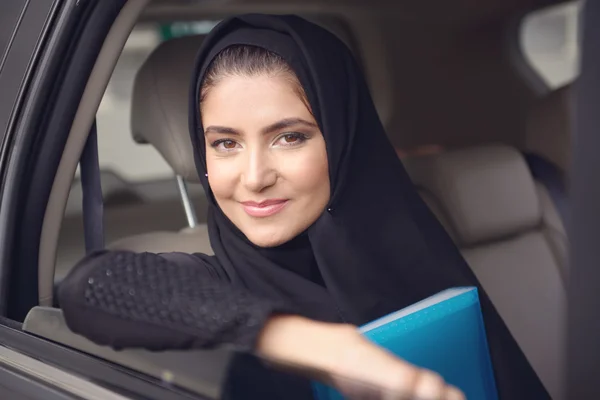 クルマの Emarati アラブ ビジネス女性 — ストック写真