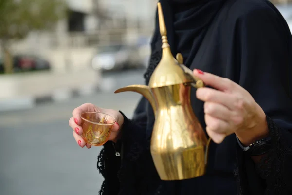 Emarati mulher árabe derramando chá — Fotografia de Stock