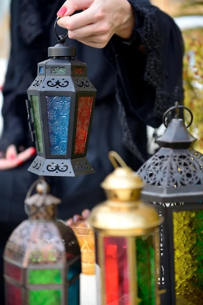 Emarati donna araba con lanterna del Ramadan — Foto Stock