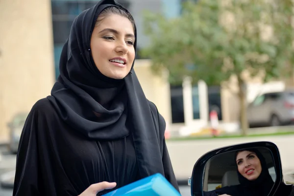Emarati arabo affari donne ottenere in il auto — Foto Stock