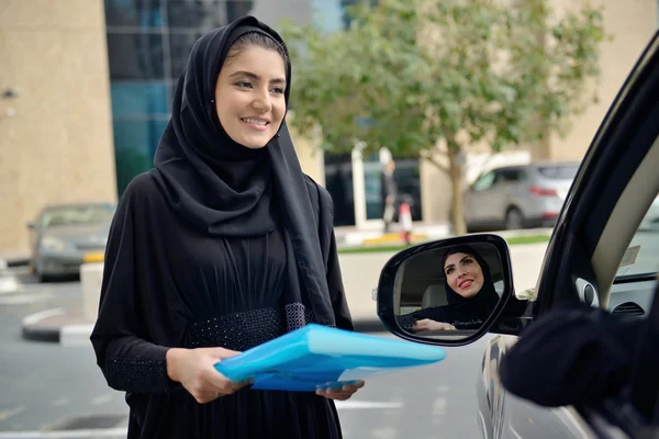 Emarati arabské obchodní žen dostává do auta — Stock fotografie