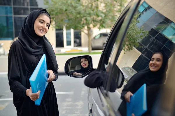 Emarati Árabe Mulheres de negócios entrando no carro — Fotografia de Stock