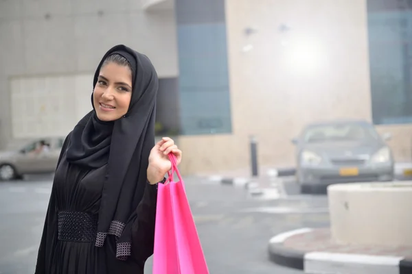Emarati mulheres árabes saindo de compras — Fotografia de Stock