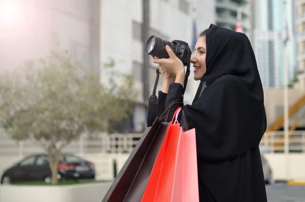 Emarati donna araba in uscita dallo shopping — Foto Stock