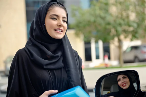 Emarati Arab Empresarias subiendo al coche Imágenes de stock libres de derechos