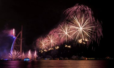 Dubai, Birleşik Arap Emirlikleri - 1 Aralık: BAE ulusal gün-2014 ile kutlama fireworks uygulamasında Burj Al Arab Aralık 1,2014 Dubai, Birleşik Arap Emirlikleri