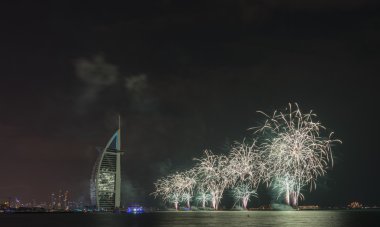 Dubai, Birleşik Arap Emirlikleri - 1 Aralık: BAE ulusal gün-2014 ile kutlama fireworks uygulamasında Burj Al Arab Aralık 1,2014 Dubai, Birleşik Arap Emirlikleri