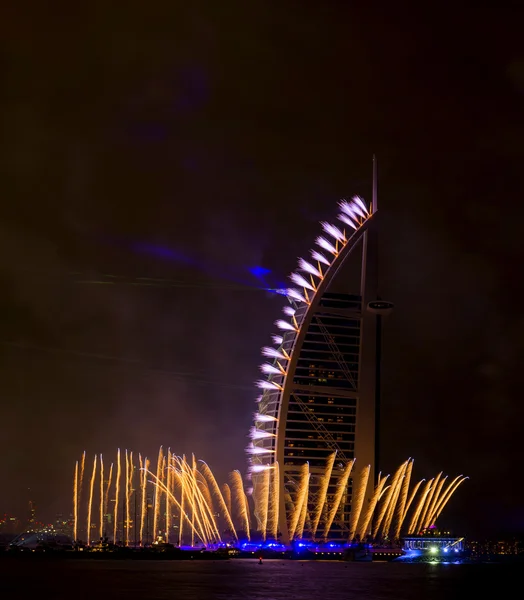 DUBAI, Emiratos Árabes Unidos - 1 de diciembre: Celebración del Día Nacional de los Emiratos Árabes Unidos con fuegos artificiales en Burj Al Arab el 1 de diciembre de 2014 en Dubai, Emiratos Árabes Unidos —  Fotos de Stock