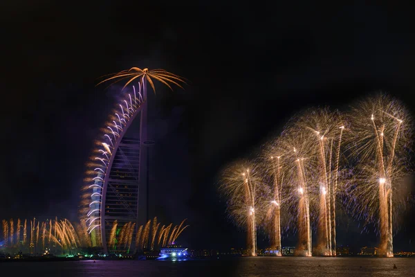 DUBAI, Emirados Árabes Unidos - 1 DE DEZEMBRO: Celebração do Dia Nacional dos Emirados Árabes Unidos 2014 com fogos de artifício no Burj Al Arab em 1 de dezembro de 2014 em Dubai, Emirados Árabes Unidos — Fotografia de Stock