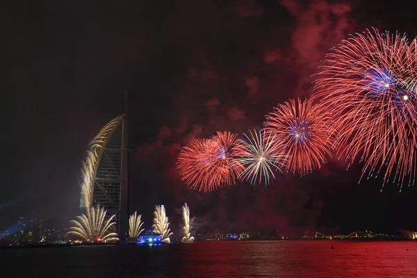 DUBAI, Emirados Árabes Unidos - 1 DE DEZEMBRO: Celebração do Dia Nacional dos Emirados Árabes Unidos 2014 com fogos de artifício no Burj Al Arab em 1 de dezembro de 2014 em Dubai, Emirados Árabes Unidos — Fotografia de Stock