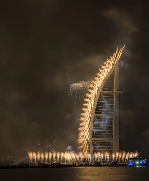 DUBAI, Emiratos Árabes Unidos - 1 de diciembre: Celebración del Día Nacional de los Emiratos Árabes Unidos con fuegos artificiales en Burj Al Arab el 1 de diciembre de 2014 en Dubai, Emiratos Árabes Unidos —  Fotos de Stock