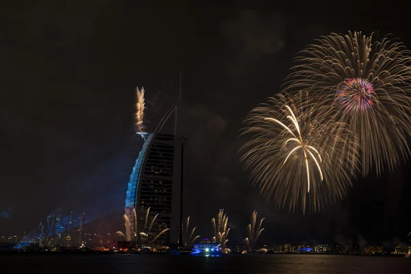 DUBAI, Emirados Árabes Unidos - 1 DE DEZEMBRO: Celebração do Dia Nacional dos Emirados Árabes Unidos 2014 com fogos de artifício no Burj Al Arab em 1 de dezembro de 2014 em Dubai, Emirados Árabes Unidos — Fotografia de Stock