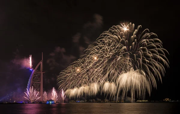 DUBAI, Emirados Árabes Unidos - 1 DE DEZEMBRO: Celebração do Dia Nacional dos Emirados Árabes Unidos 2014 com fogos de artifício no Burj Al Arab em 1 de dezembro de 2014 em Dubai, Emirados Árabes Unidos — Fotografia de Stock