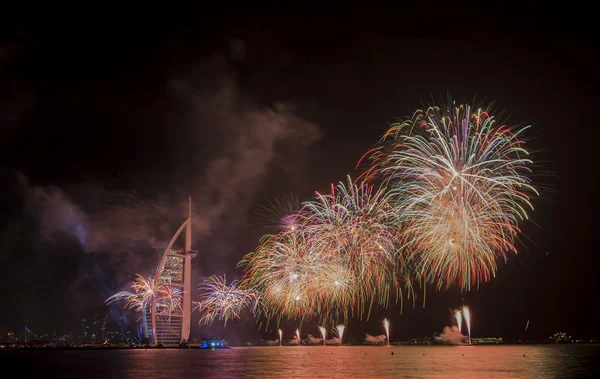 Dubaj, Spojené arabské emiráty - 1. prosince: SAE národní den-2014 oslava s ohňostrojem v Burj Al Arab v prosinci 1,2014 v Dubaji, Spojené arabské emiráty — Stock fotografie