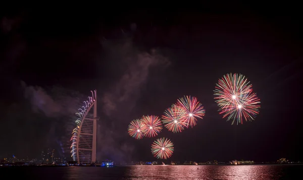 Dubaj, Spojené arabské emiráty - 1. prosince: SAE národní den-2014 oslava s ohňostrojem v Burj Al Arab v prosinci 1,2014 v Dubaji, Spojené arabské emiráty — Stock fotografie