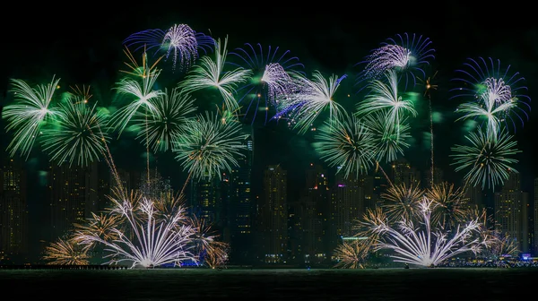DUBAI, Emirados Árabes Unidos - 2 DE DEZEMBRO: Celebração do Dia Nacional dos Emirados Árabes Unidos 2014 com fogos de artifício no JBR Dubai Marina em 2 de dezembro de 2014 em Dubai, Emirados Árabes Unidos — Fotografia de Stock